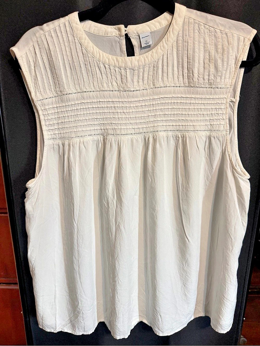 Old Navy Sleeveless Rayon Blouse in White Size XL Like New